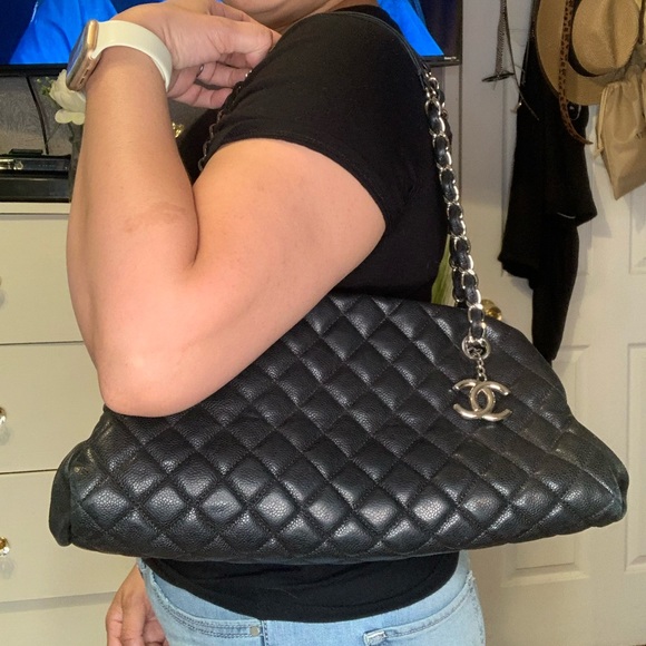 Authentic Chanel chain shoulder bag. - Picture 2 of 16